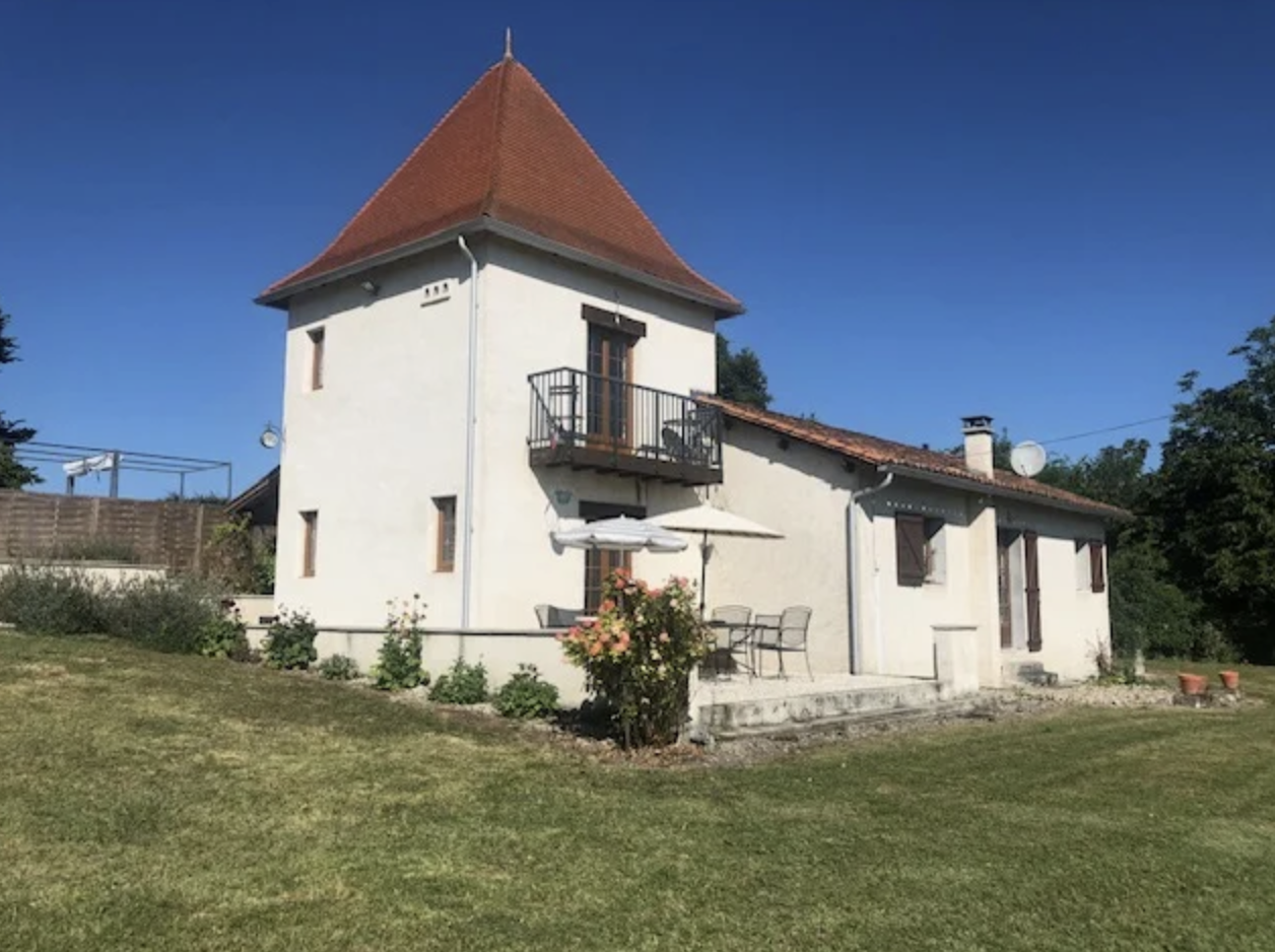 Pretty Detached Pigeonnier/Bungalow with Pool, Beautiful Hillside Views, in Good Condition, with 1.1 ha of land.