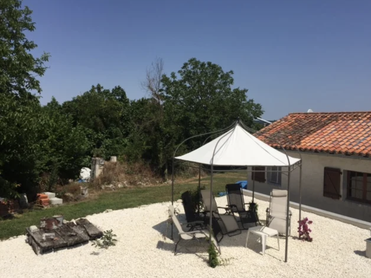 Pretty Detached Pigeonnier/Bungalow with Pool, Beautiful Hillside Views, in Good Condition, with 1.1 ha of land.