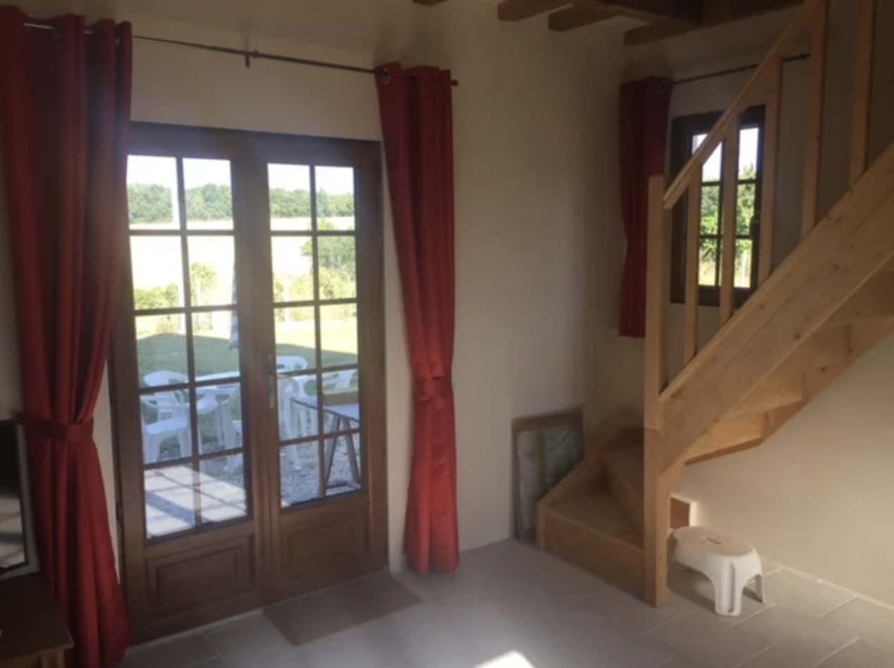 Pretty Detached Pigeonnier/Bungalow with Pool, Beautiful Hillside Views, in Good Condition, with 1.1 ha of land.
