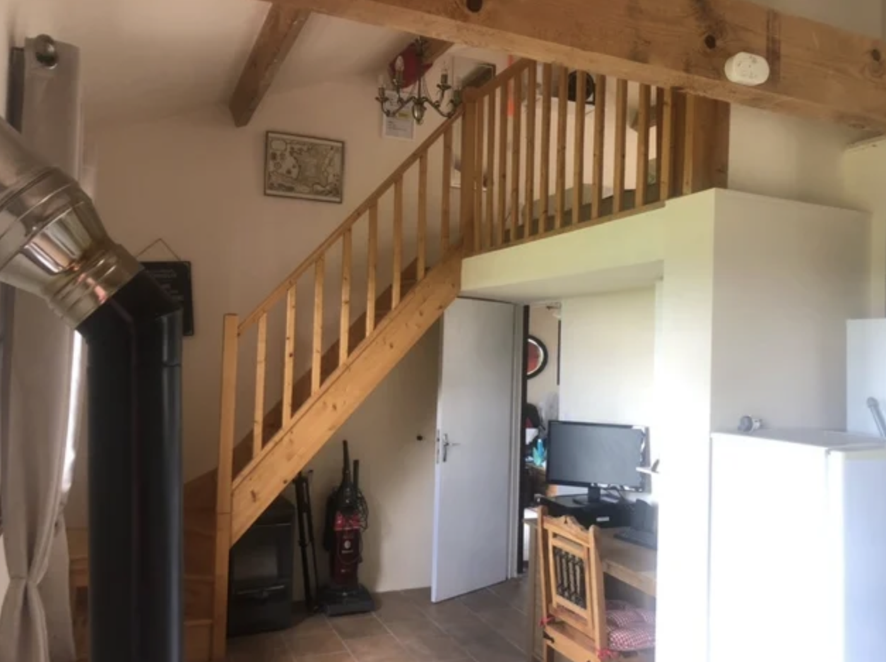 Pretty Detached Pigeonnier/Bungalow with Pool, Beautiful Hillside Views, in Good Condition, with 1.1 ha of land.