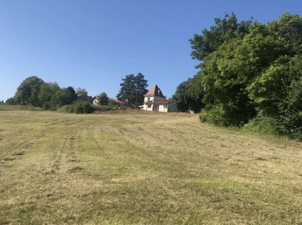 Pretty Detached Pigeonnier/Bungalow with Pool, Beautiful Hillside Views, in Good Condition, with 1.1 ha of land.