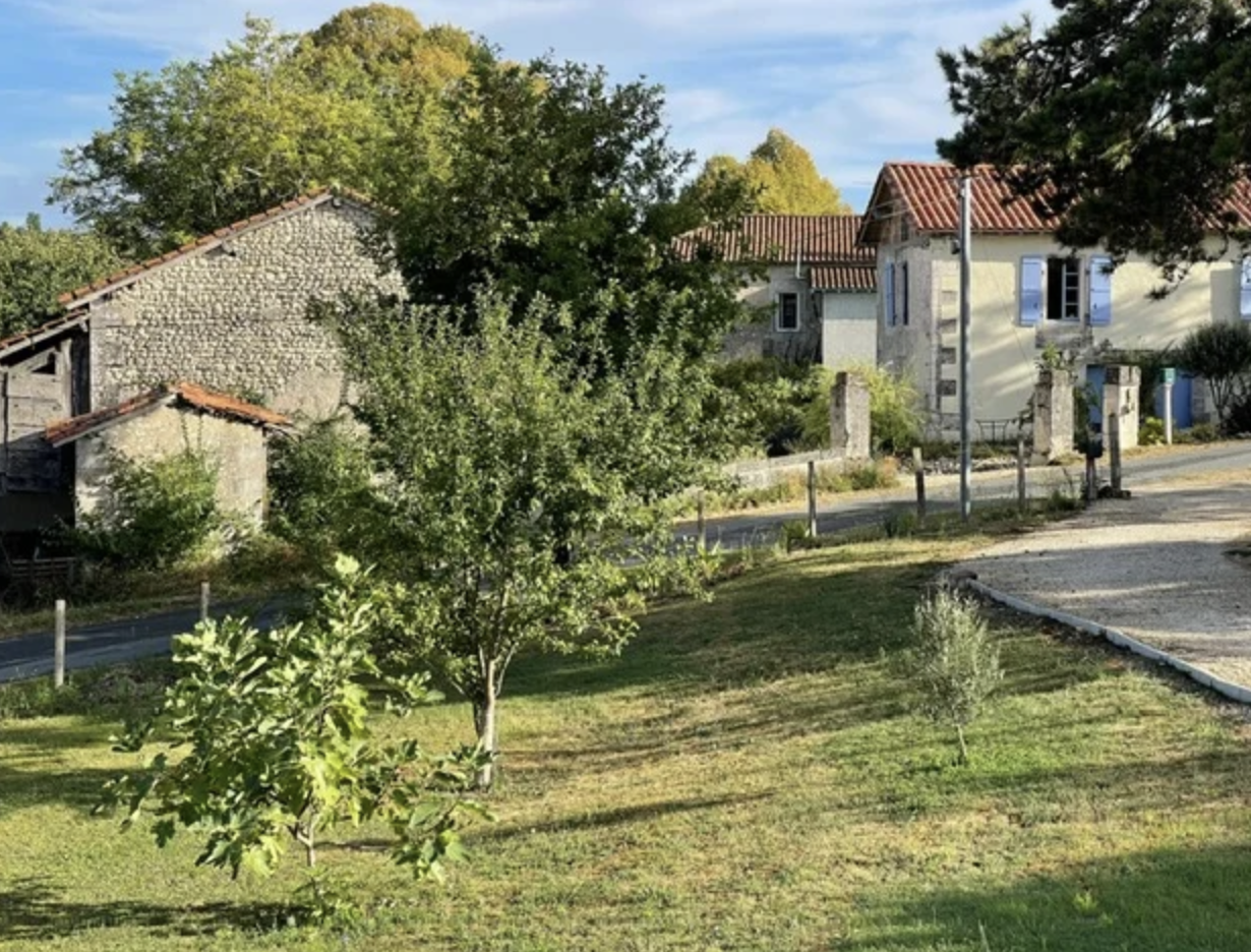 Pretty Detached Pigeonnier/Bungalow with Pool, Beautiful Hillside Views, in Good Condition, with 1.1 ha of land.