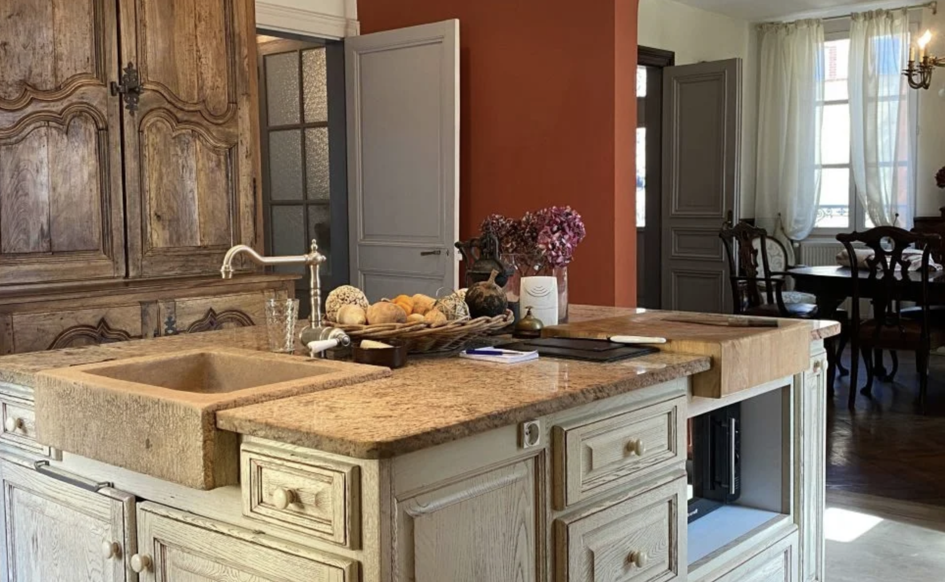 Graceful Belle Epoque Property, Packed with Period Features. Gîte, Mosaic Pool + Jacuzzi