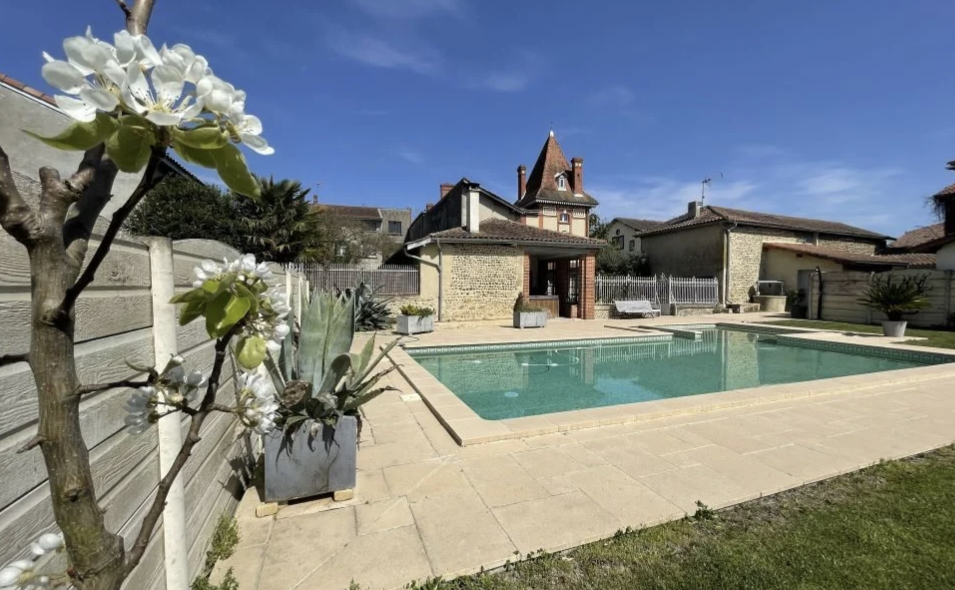Graceful Belle Epoque Property, Packed with Period Features. Gîte, Mosaic Pool + Jacuzzi