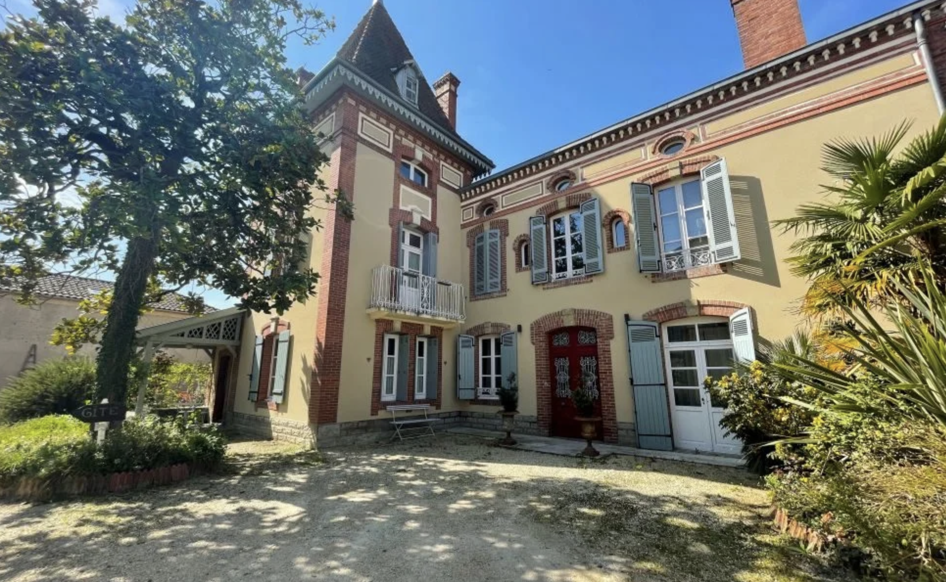 Graceful Belle Epoque Property, Packed with Period Features. Gîte, Mosaic Pool + Jacuzzi