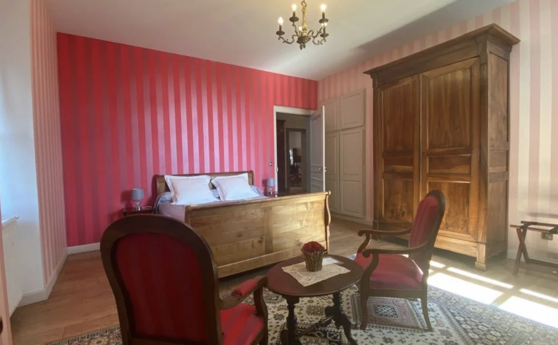 Graceful Belle Epoque Property, Packed with Period Features. Gîte, Mosaic Pool + Jacuzzi