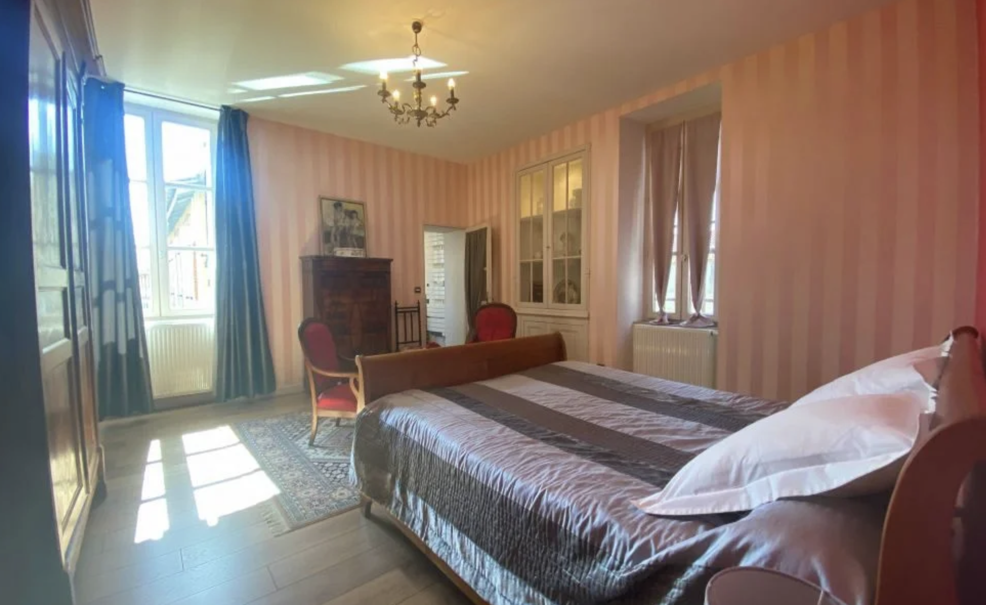 Graceful Belle Epoque Property, Packed with Period Features. Gîte, Mosaic Pool + Jacuzzi