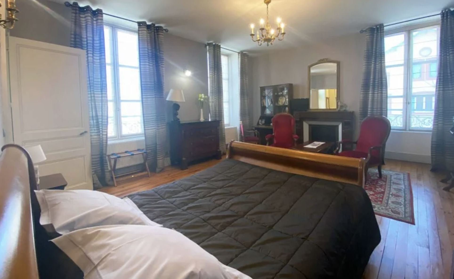 Graceful Belle Epoque Property, Packed with Period Features. Gîte, Mosaic Pool + Jacuzzi