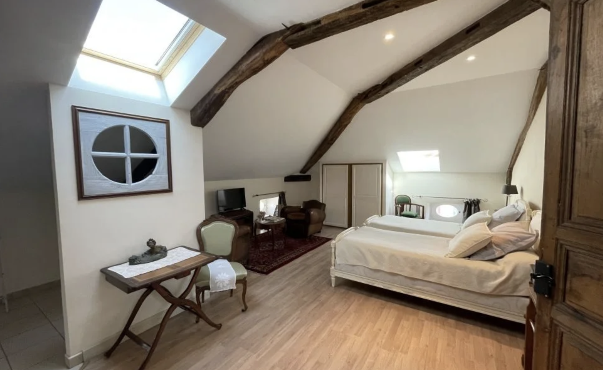 Graceful Belle Epoque Property, Packed with Period Features. Gîte, Mosaic Pool + Jacuzzi